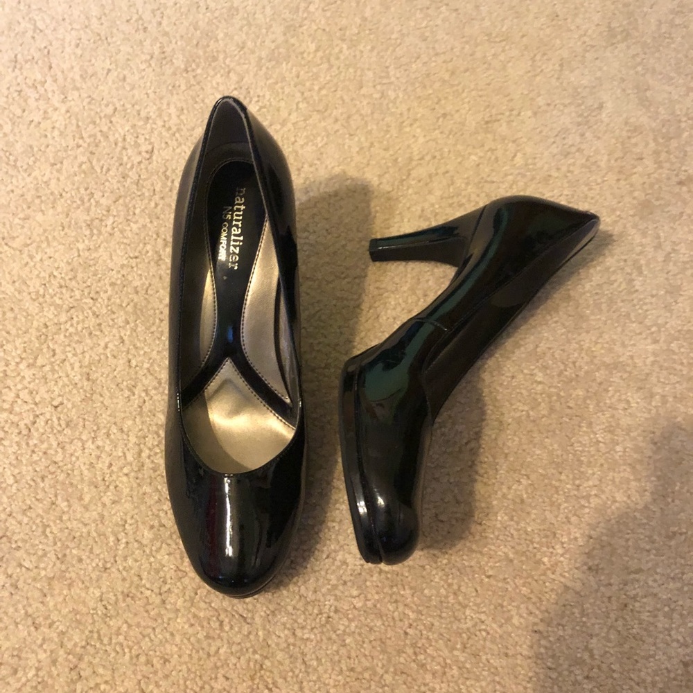 shinny black basic pumps